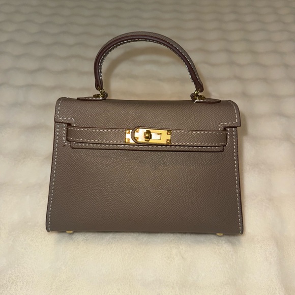 Kelly Inpired - Picture 1 of 1